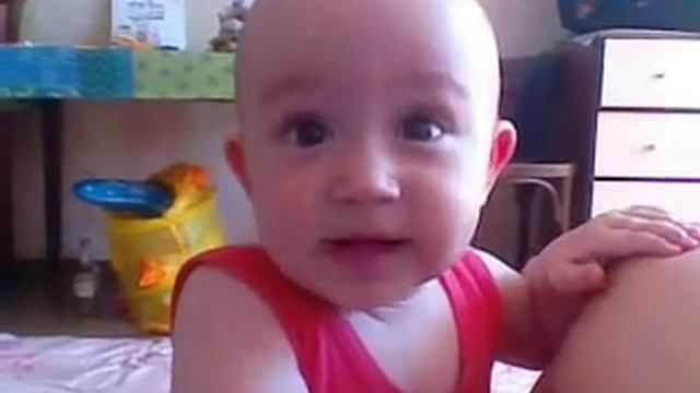 дочка пускает пузыри и показывает язык)) смотреть онлайн