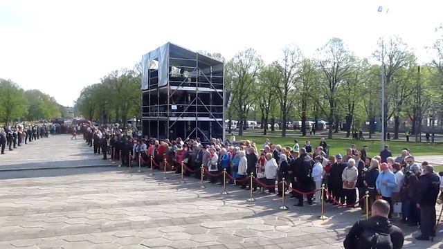 сколько вёрст 9 5 2014 у памятника Победе в Риге смотреть онлайн
