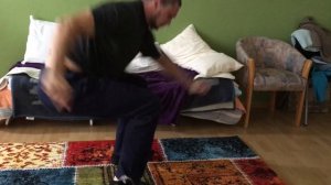 как с положения лежа встать на ноги