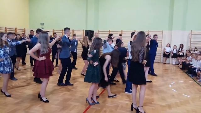 POLONEZ W WYKONANIU ABSOLWENTÓW - ZAKOŃCZENIE ROKU SZKOLNEGO смотреть онлайн