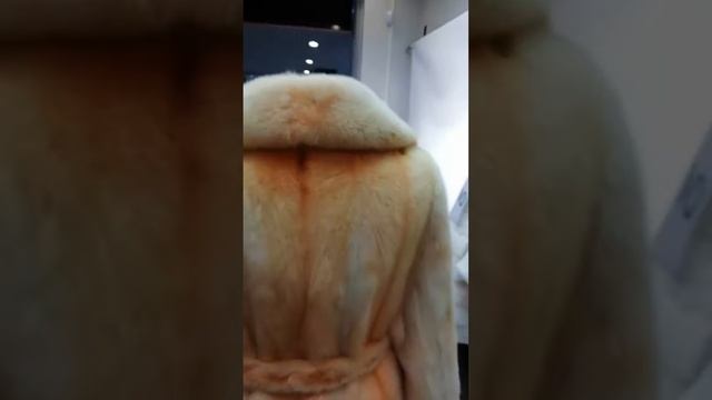 Оранжевая норковая шуба с английским воротником и поясом смотреть онлайн