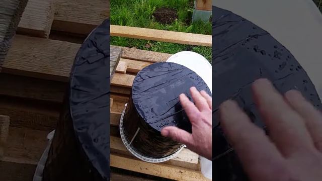 Изготовление и принцип работы поилки для пчел за пять минут от 10 до 100 литров. смотреть онлайн