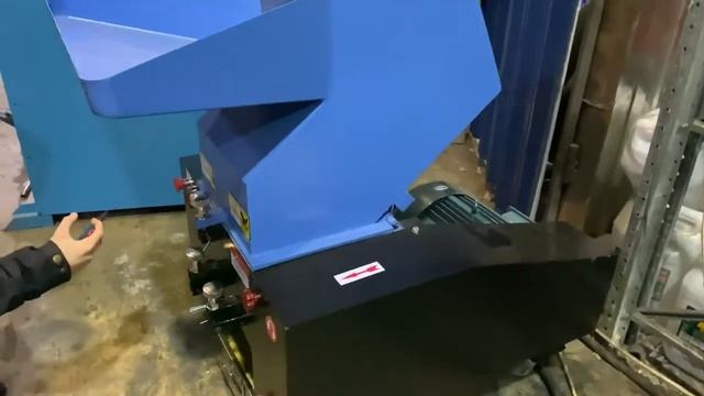 Мини дробилка для пластика XFS-300 (Пробный запуск на ПВХ трубе) смотреть онлайн