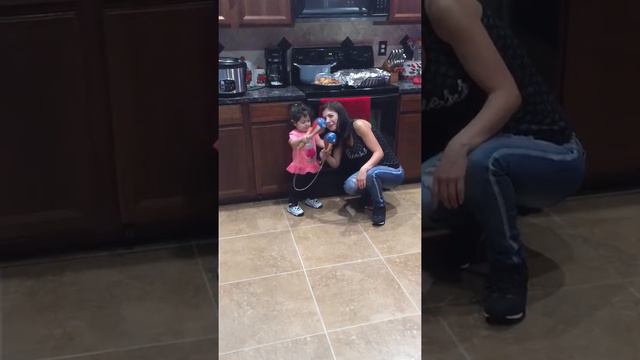 Kendall tocando las maraca смотреть онлайн