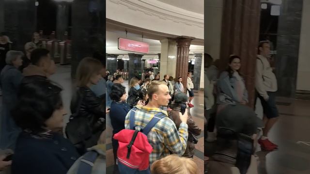 DUDKI BAND в метро, заряжают позитивом))) смотреть онлайн