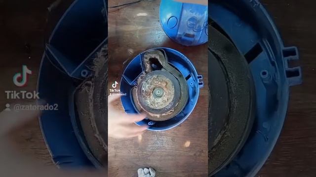 Пылесос плохо сосет пыль и мусор, причина. вскрытие покажет. использование без аквафильтра. смотреть онлайн