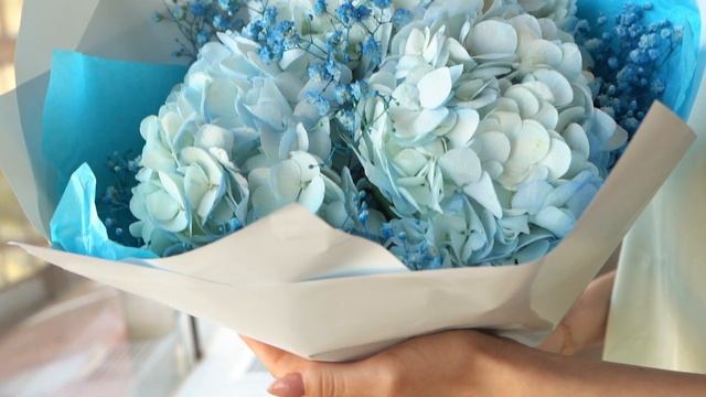 Букет из 3 голубых гортензий с голубой гипсофилой смотреть онлайн