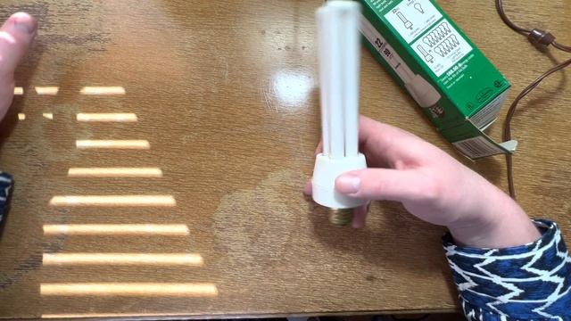 Older Sylvania 22watt CFL Light Bulb смотреть онлайн