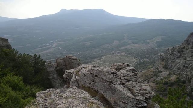 Вид на Долину Приведений с горы Демерджи. смотреть онлайн