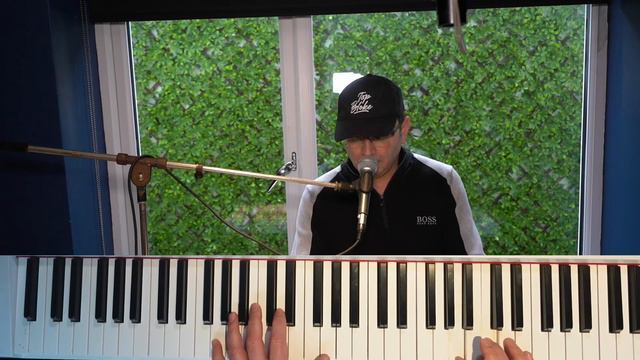 How to play Neil Diamonds ‘Sweet Caroline’ on the piano смотреть онлайн