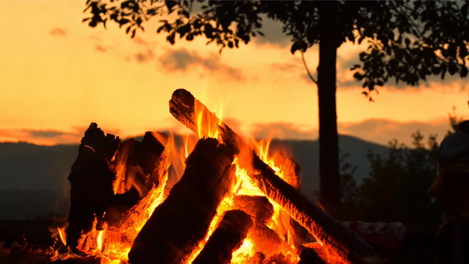 Потрескивание горящих дров и языки пламени в темноте - успокаивающая музыка для глубокого сна смотреть онлайн