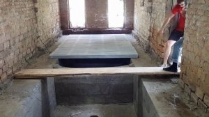 Монтаж щелевых полов для свинарников. Реконструкция свинарника 16 день.