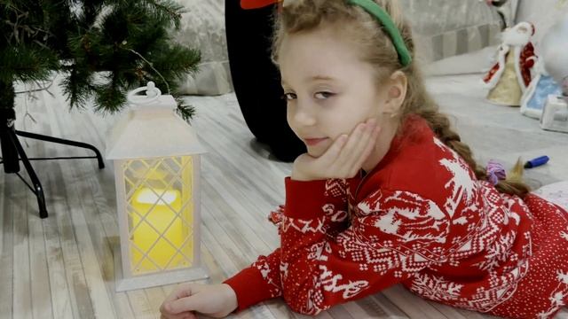 Украшаем дом к Новому году. Алиса ждет подарки. смотреть онлайн