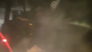 Девушки толкают машину