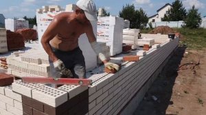 Как клали кирпич, строили стены одноэтажного домика. Керамический кирпич и газоблок.