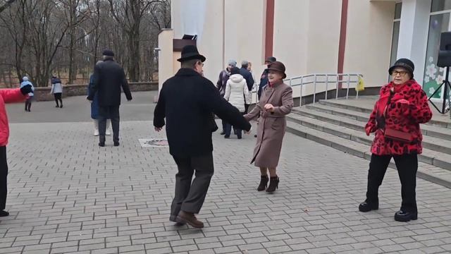 11.11.23г..."СВАДЬБА"...В.Хозяенко...звучит на танцполе в Гомельском парке... смотреть онлайн