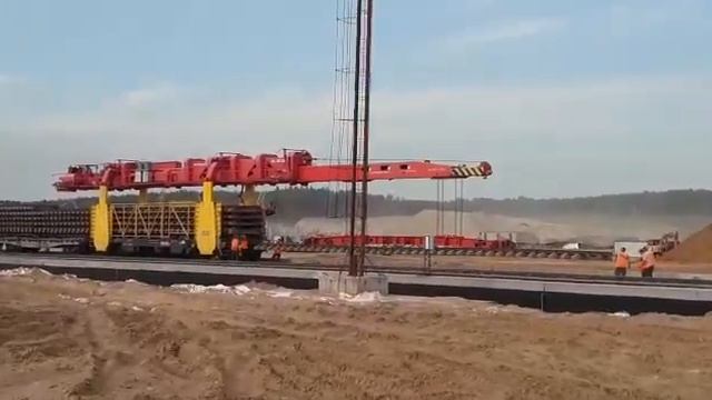 Путеукладчик работает в районе ст. Усть-Луга.