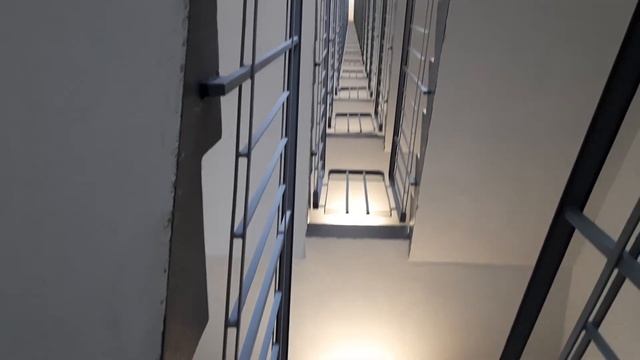 Бесконечная лестница в высотном доме в Кудрово вид снизу вверх . смотреть онлайн