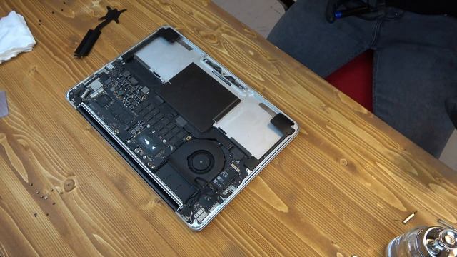 MacBook Pro A1502 2014 Pil, Plastik Ayak Değişimi ve Bakım смотреть онлайн
