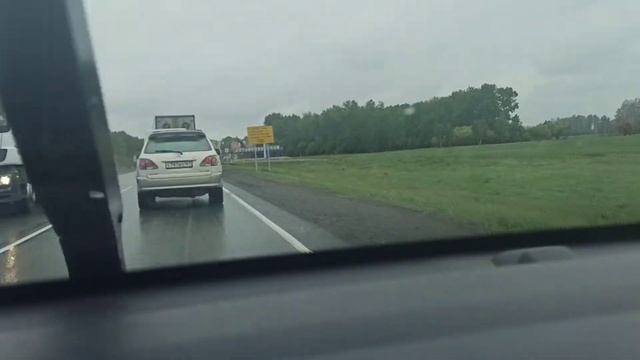 Барнаульская трасса, у грузовика отпало колесо.. смотреть онлайн