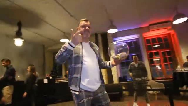 Спортивный костюм по мотивам Джентльменов смотреть онлайн
