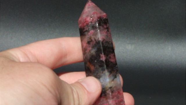 Родонит Мадагаскарский кристалл 9 см //668 смотреть онлайн