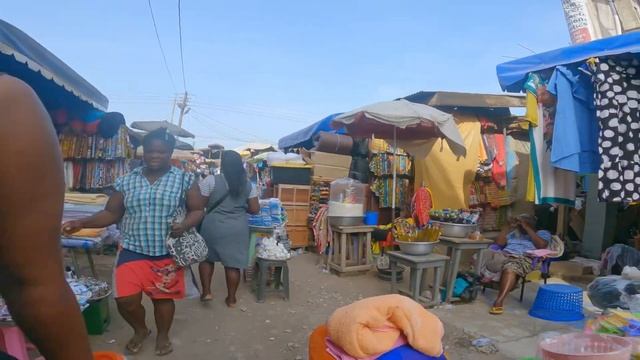 BUSY MADKET IN GHANA ACCRA, AFRICA