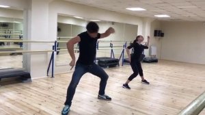 Алина Загитова и Алексей Железняков на занятии хореографией, модерн
