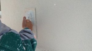 Нанесение камешковой декоративной штукатурки на стену дома, технология нанесения