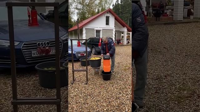 Соковыжималка в дачных условиях для борьбы с урожаем яблок смотреть онлайн