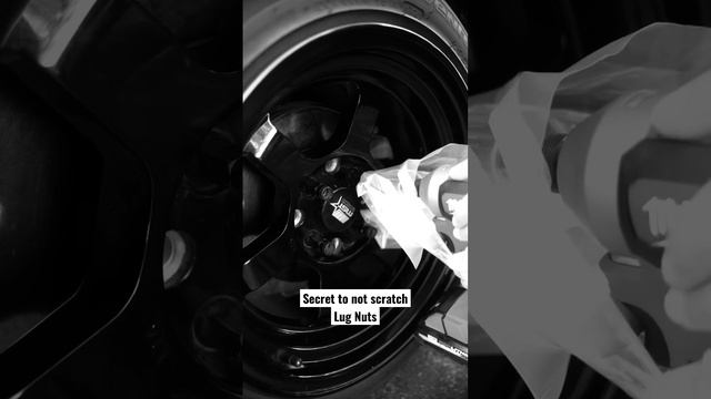 Use a plastic bag for removing and installing lug nuts #lugnuts #techtips #mechanictips смотреть онлайн