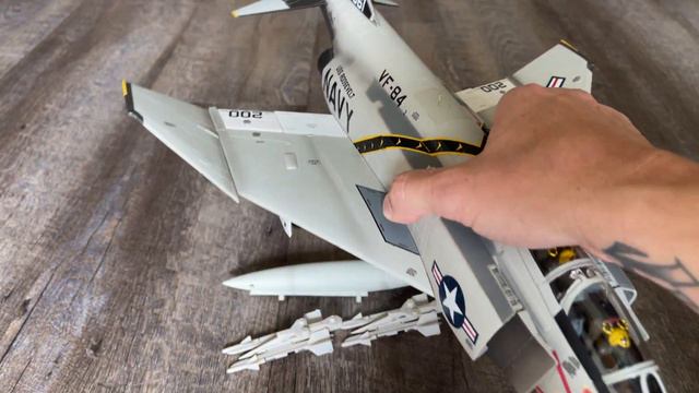 1:32 F-4 Phantom (Jolly Roger) by Elite Force смотреть онлайн
