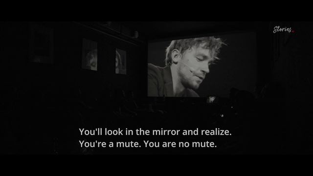 Саша Петров смотрит последний спектакль "Заново Родиться" в Петров Авеню со своей командой. смотреть онлайн