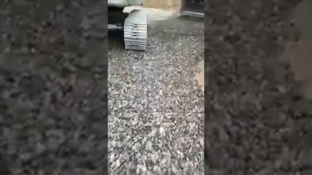Экскаватор и асфальтовый щебень. Проверка прочности дороги. Компания "Эко-щебень". смотреть онлайн