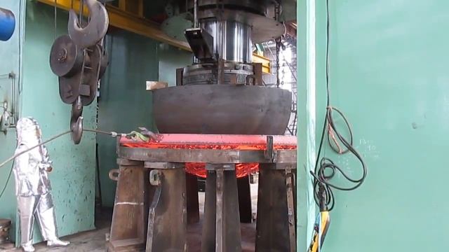 Горячая штамповка стального листа толщиной 125 мм