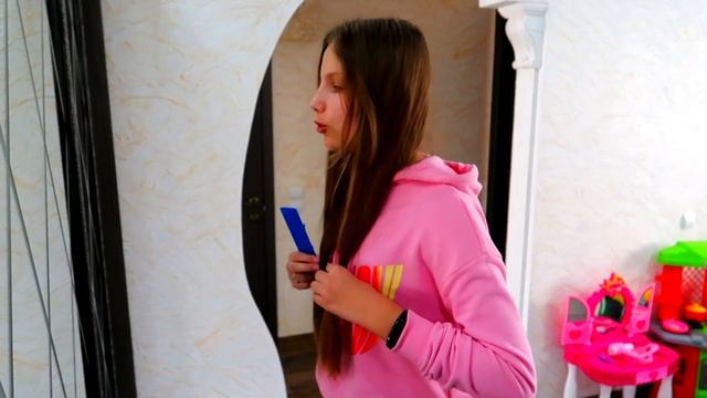 Ирочка сама ОТРЕЗАЛА свои длинные ВОЛОСЫ смотреть онлайн
