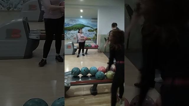 Вот как нужно играть в боулинг))) Мастер класс от Даши))) смотреть онлайн