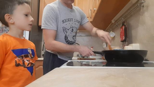 Мамка на работе Сын и папа решили приготовить завтрак смотреть онлайн