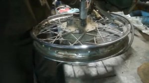 Извлечения остатков саленблока из заднего колеса китайского мотоцикла