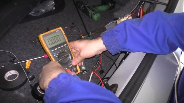 Установка камеры заднего вида через реле, зеркала с монитором и видеорегистратора в VW POLO SEDAN V смотреть онлайн