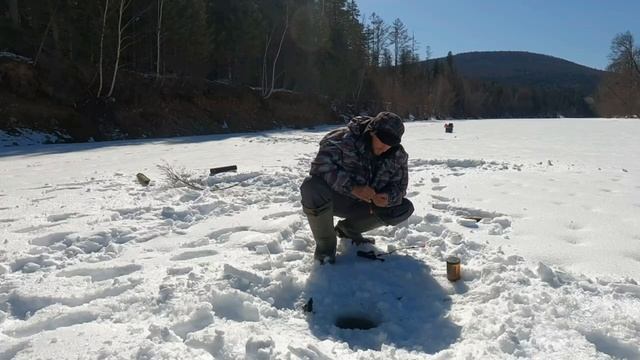 ГОРНАЯ РЫБАЛКА. Крупный Ленок на червя. Зимняя рыбалка на дальнем Востоке. смотреть онлайн