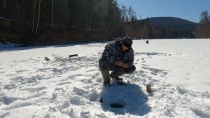 ГОРНАЯ РЫБАЛКА. Крупный Ленок на червя. Зимняя рыбалка на дальнем Востоке.