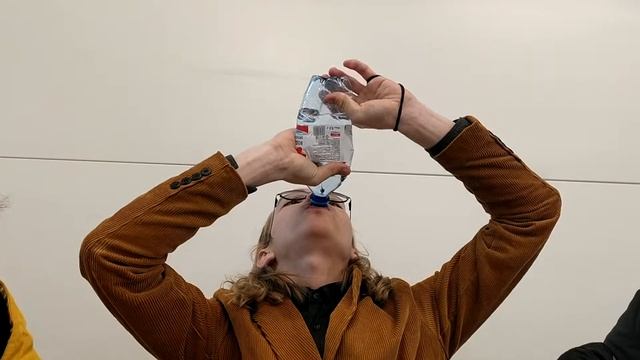 ПРОБУЕМ ВЫПИТЬ ВОДУ НА СКОРОСТЬ / ЗА 30 СЕКУНД / ОБЪЕМОМ 0.5 / КАК БЫСТРО ПИТЬ ВОДУ / CHALLENGE смотреть онлайн
