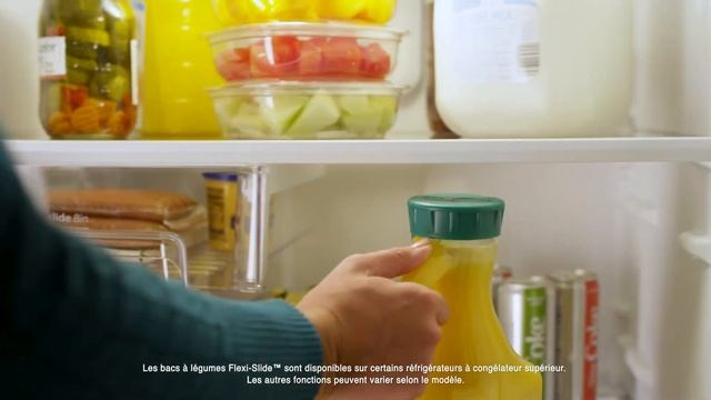 Rangez facilement les aliments avec le bac Flexi-Slide™ des réfrigérateurs Whirlpool® смотреть онлайн