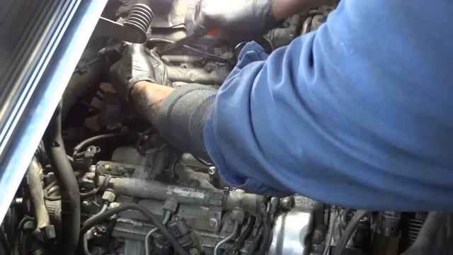 Mercedes Sprinter Engine Oil Cooler Leak - Diagnosis & Repair Part 2 / Intake manifold removal смотреть онлайн