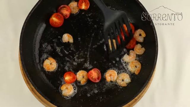 Спагетти "Неро" с креветками на томате черри смотреть онлайн