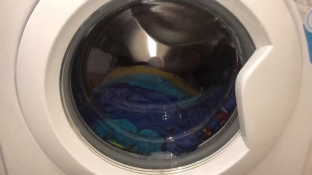 Процесс стирки цветных полотенец на Indesit смотреть онлайн