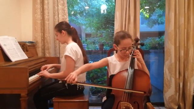 "В лесу родилась ёлочка", исполняет Тонян Аревик, акомпонирует Тонян Маргарита смотреть онлайн