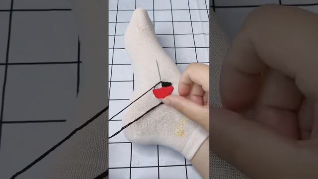 Как красиво зашить дырку в носке | Самый модный носок этого года #shorts смотреть онлайн