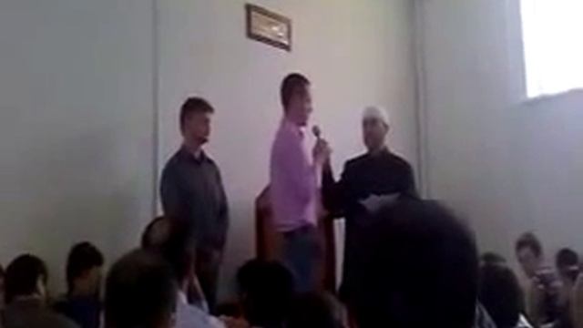 Москва!! Русские парни принимают Ислам!! смотреть онлайн